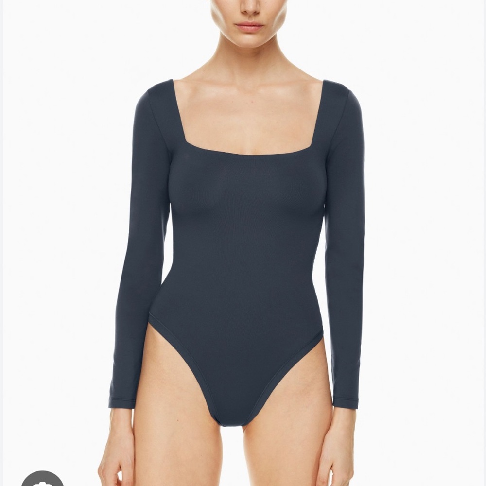aritzia contour square neck long sleeve bodysuit black